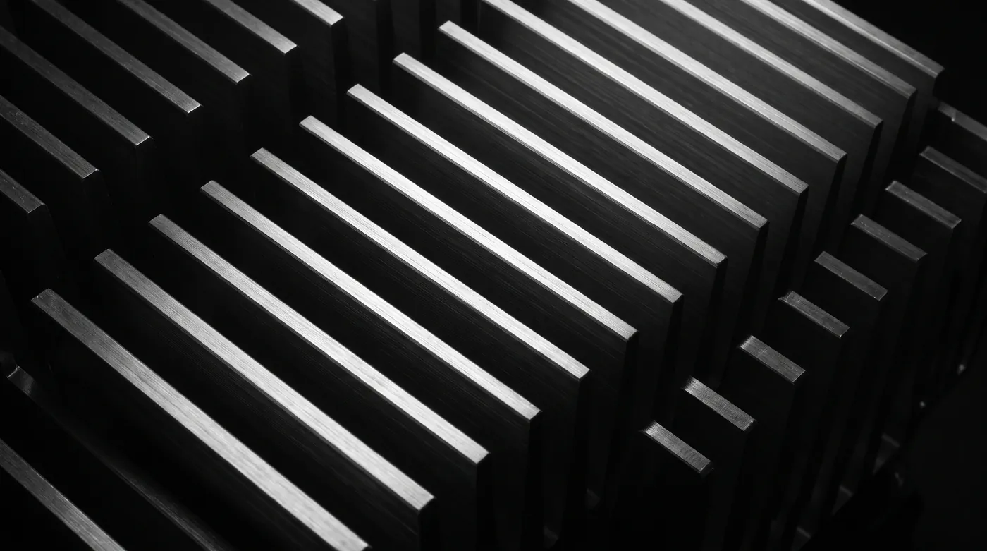 Aletas de un disipador de aluminio vistas en ángulo rasante.